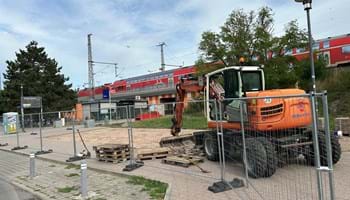 Auf dem Bahnhofsvorplatz haben die ersten Bauarbeiten für die neuen Fahrradabstellanlagen begonnen.