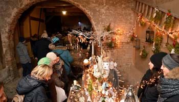 Weihnachtlicher Glanz in den historischen Höfen Nauens – die Nauener Hofweihnacht lädt zum Bummeln, Staunen und Genießen ein.