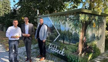 Lars Klemmer, Dr. Michael Wiebersinsky und Stefan Maas vor dem hübschen Hingucker.