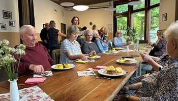 Gemeinsam zu Tisch im Nauener Stadtbad-Café.