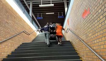 Treppenaufgang zu den Bahnsteigen 1 und 2.
