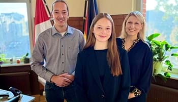 Bürgermeister Dr. Michael Wiebersinsky, Hannah Findeklee und Katrin Lütsch im Zimmer des Bürgermeisters (Foto: Anna-Lena Bublitz).