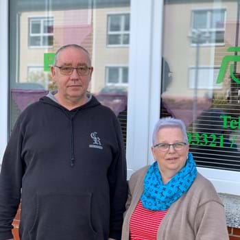 Bodo und Ilona Jannasch vor dem Verbandsbüro in der Ketziner Straße