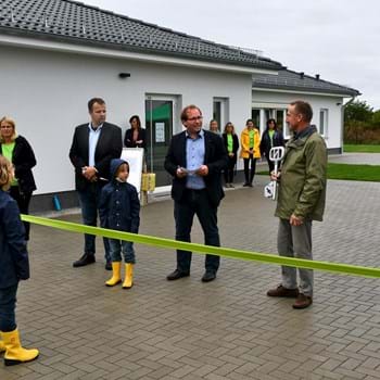Bürgermeister Manuel Meger  (Mitte) überreicht den symbolischen Schlüssel für die neue Kita an Ortsvorsteher Peter Kaim, der ihn anschließend an Kita-Leiterin Inga Flemming (im Bild links) weiterreichte.