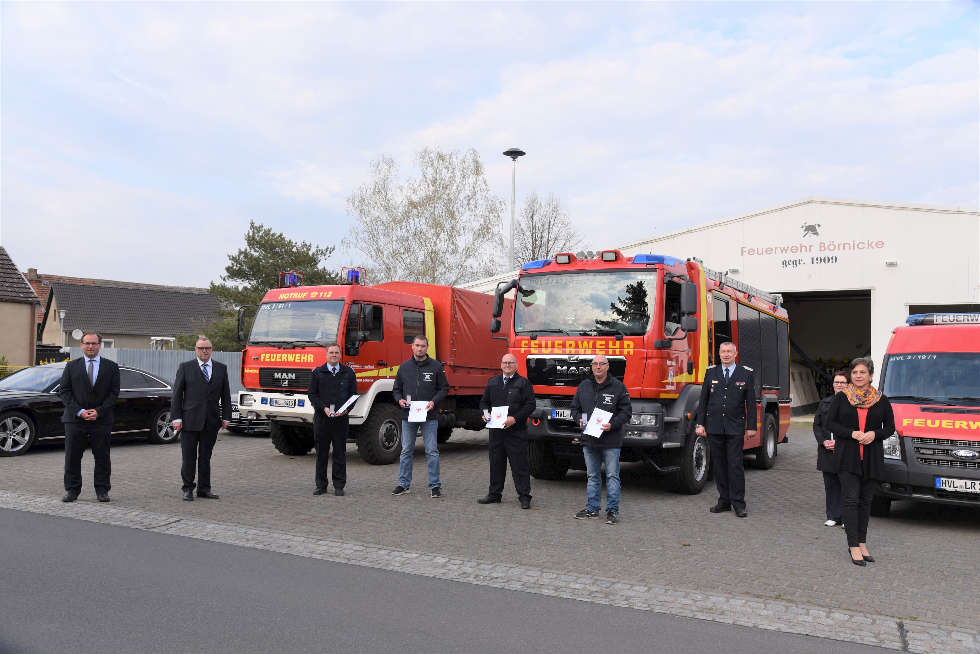 Brandenburgs Innenminister Stübgen vergibt Fördermittel und zeichnet gemeinsam mit Bürgermeister Manuel Meger Börnicker Feuerwehrleute aus