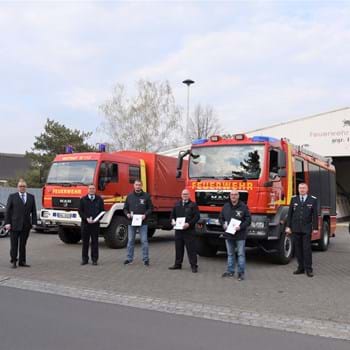 Brandenburgs Innenminister Stübgen vergibt Fördermittel und zeichnet gemeinsam mit Bürgermeister Manuel Meger Börnicker Feuerwehrleute aus