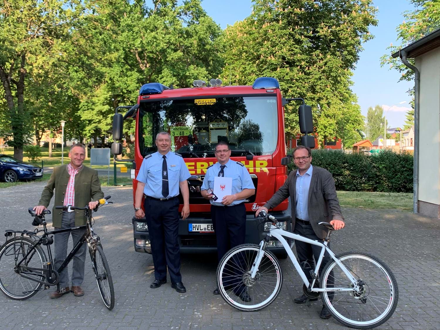 Sportlich: Zur Auszeichnung von Marcel Meintzer (2. v. r.) kamen Bürgermeister Meger und Ortsvorsteher Kaim mit dem Fahrrad.