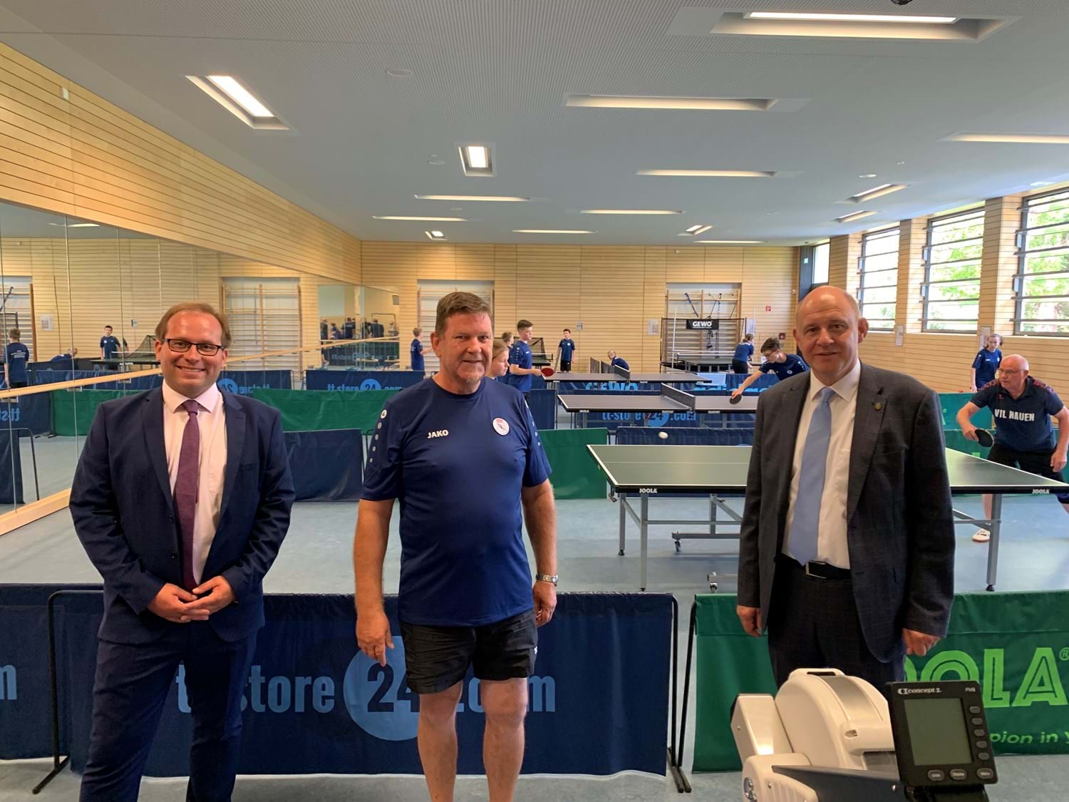 Trainer Wolfram Wegener (Bildmitte) erläuterte die aktuelle Situation des VfL Nauen Abteilung Tischtennis im Goethe-Gymnasium.