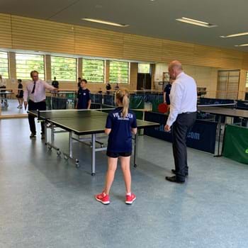Landrat und Bürgermeister besuchen Tischtennis-Kids des VfL beim Ferientraining im Gymnasium