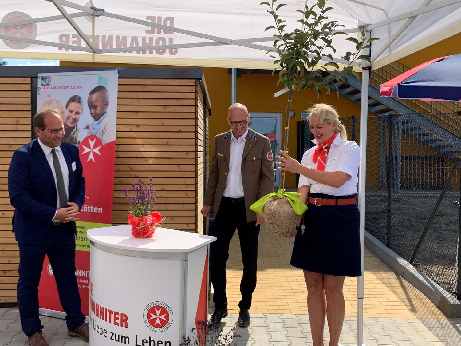Der Bürgermeister überreichte der Leiterin ein Apfelbäumchen  aus der benachbarten Baumschule Nauen GmbH.