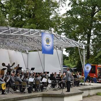 Heeresmusikkorps Neubrandenburg begeistert Publikum in der Nauener Freilichtbühne – Spende geht an die Jugendfeuerwehr 