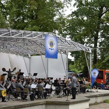 Heeresmusikkorps Neubrandenburg begeistert Publikum in der Nauener Freilichtbühne – Spende geht an die Jugendfeuerwehr