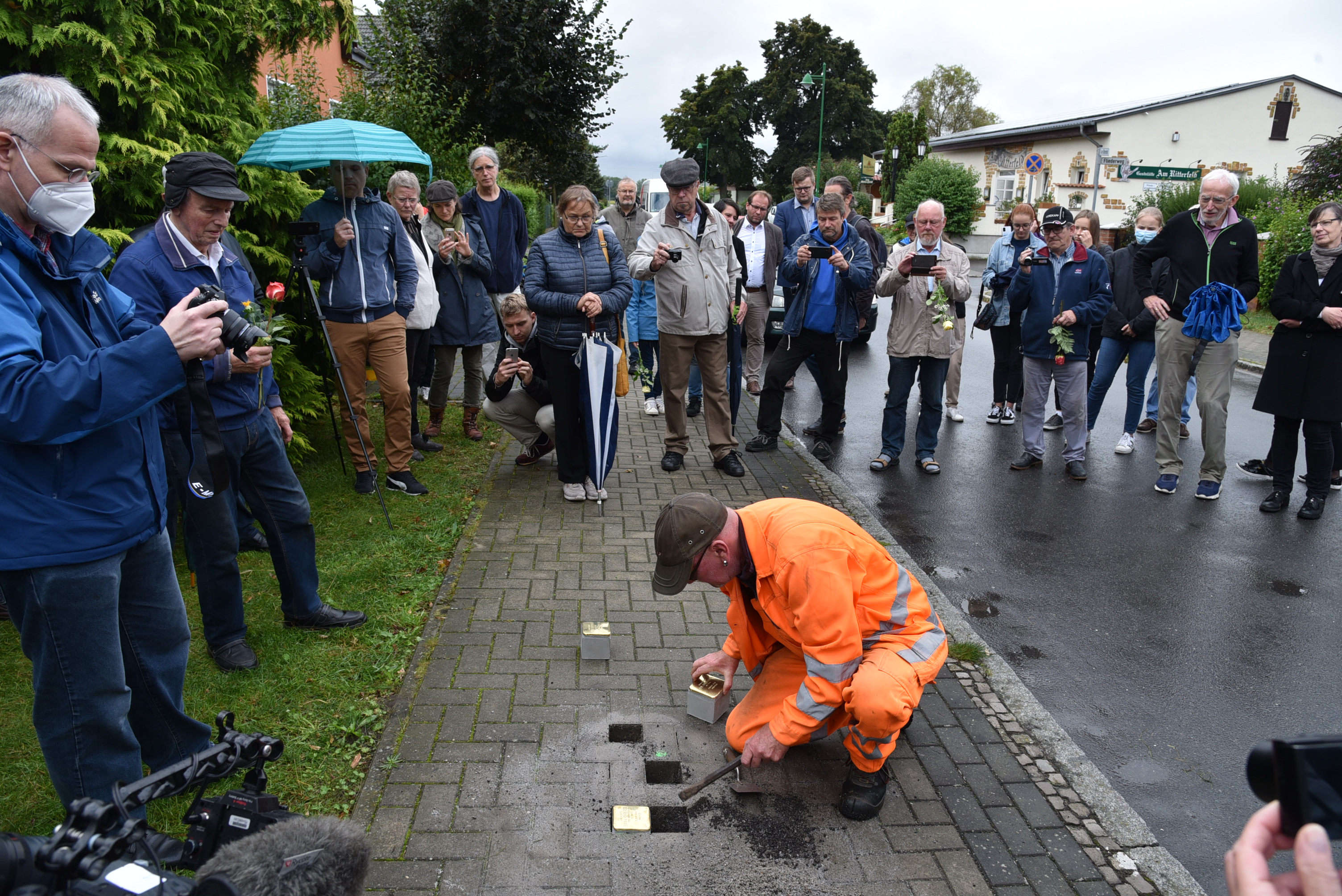 Vier neue Stolpersteine zum Gedenken an NS-Opfer in Nauen verlegt 