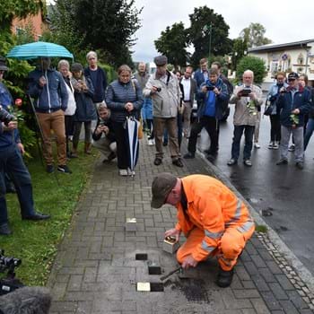Vier neue Stolpersteine zum Gedenken an NS-Opfer in Nauen verlegt