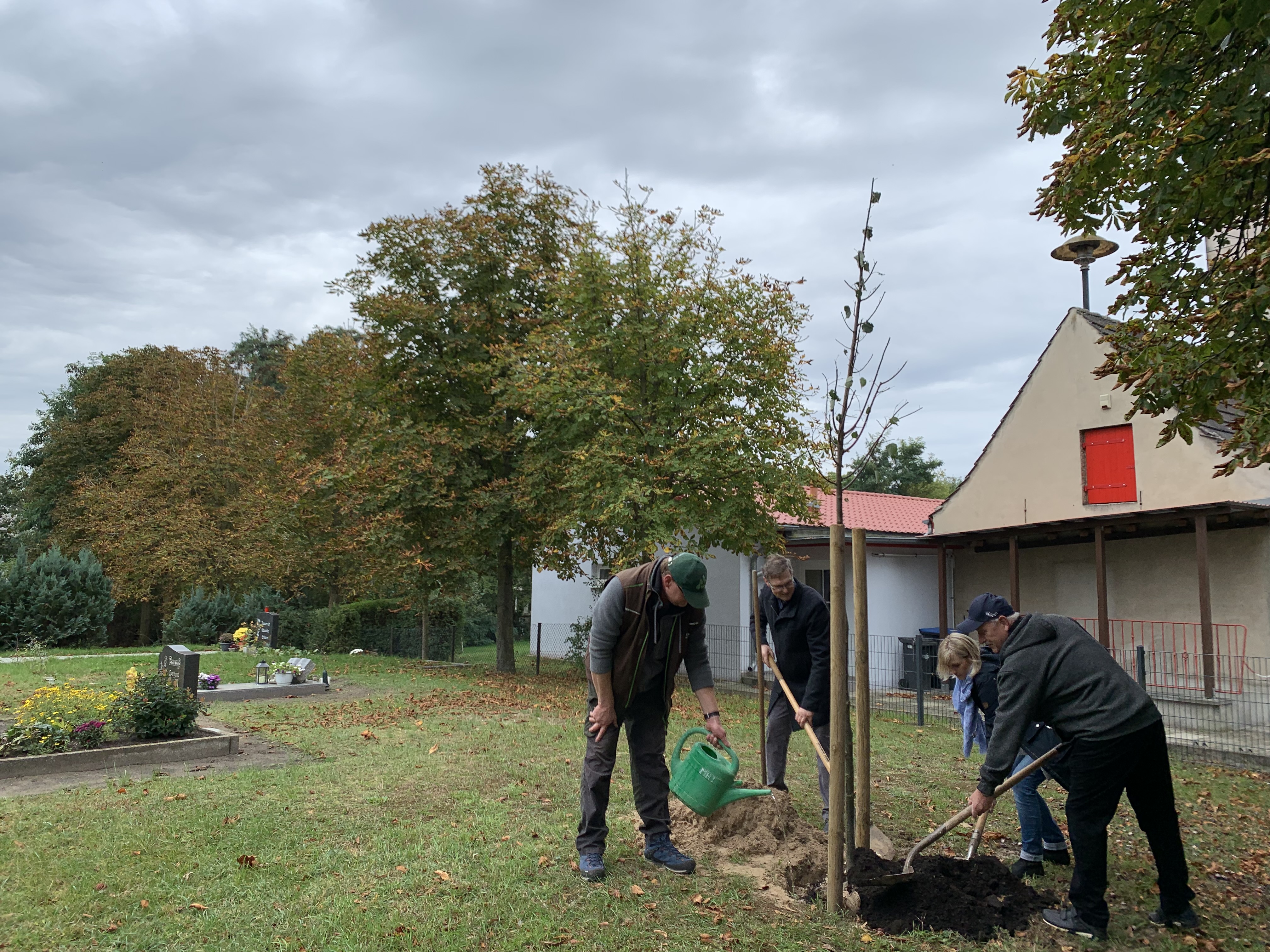 Aktion in Kienberg: Beim „Einheitsbuddeln“ wurden zwei Linden gepflanzt 