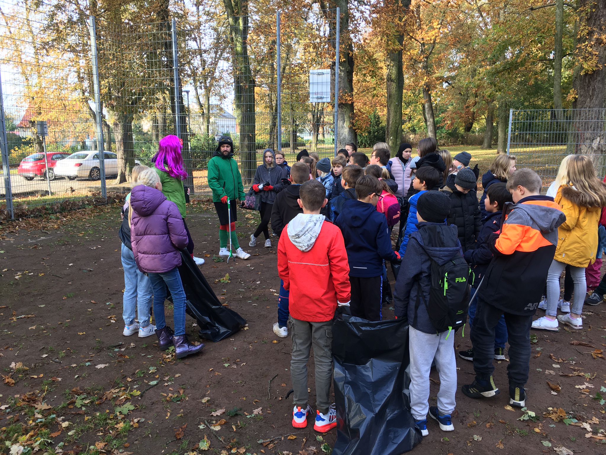 Müllsammelaktion mit den „Stinknormalen Superhelden“