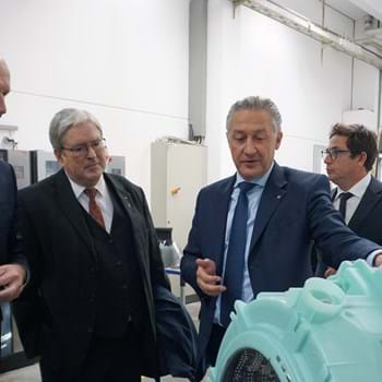 Besuch des Ministerpräsidenten Dr. Dietmar Woidke und Wirtschaftsminister Prof. Dr. Jörg Steinbach am Standort Nauen. Die beiden hochrangigen Vertreter der Staatskanzlei des Bundeslandes Brandenburg wurden von Vorstand Marcus Wirthwein sowie Werkleiter Garri Genrich (v. l.) in Begleitung von Vorstand Hom Riepenhausen und Werkleiter Klaus Kinnemann durch den Betrieb geführt.