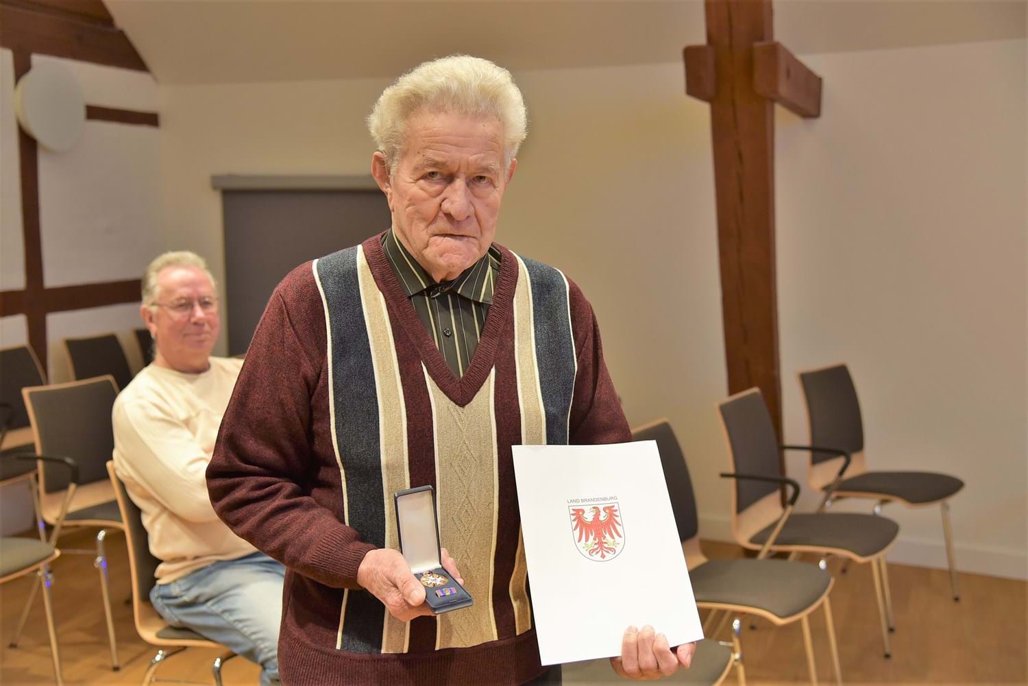 Oberbrandmeister Willi Pritzkow aus Börnicke bekam während der Feierstunde die Treuedienstmedaille für 70 Jahre Mitgliedschaft und ist damit der dienst-älteste Kamerad in der Feuerwehr.