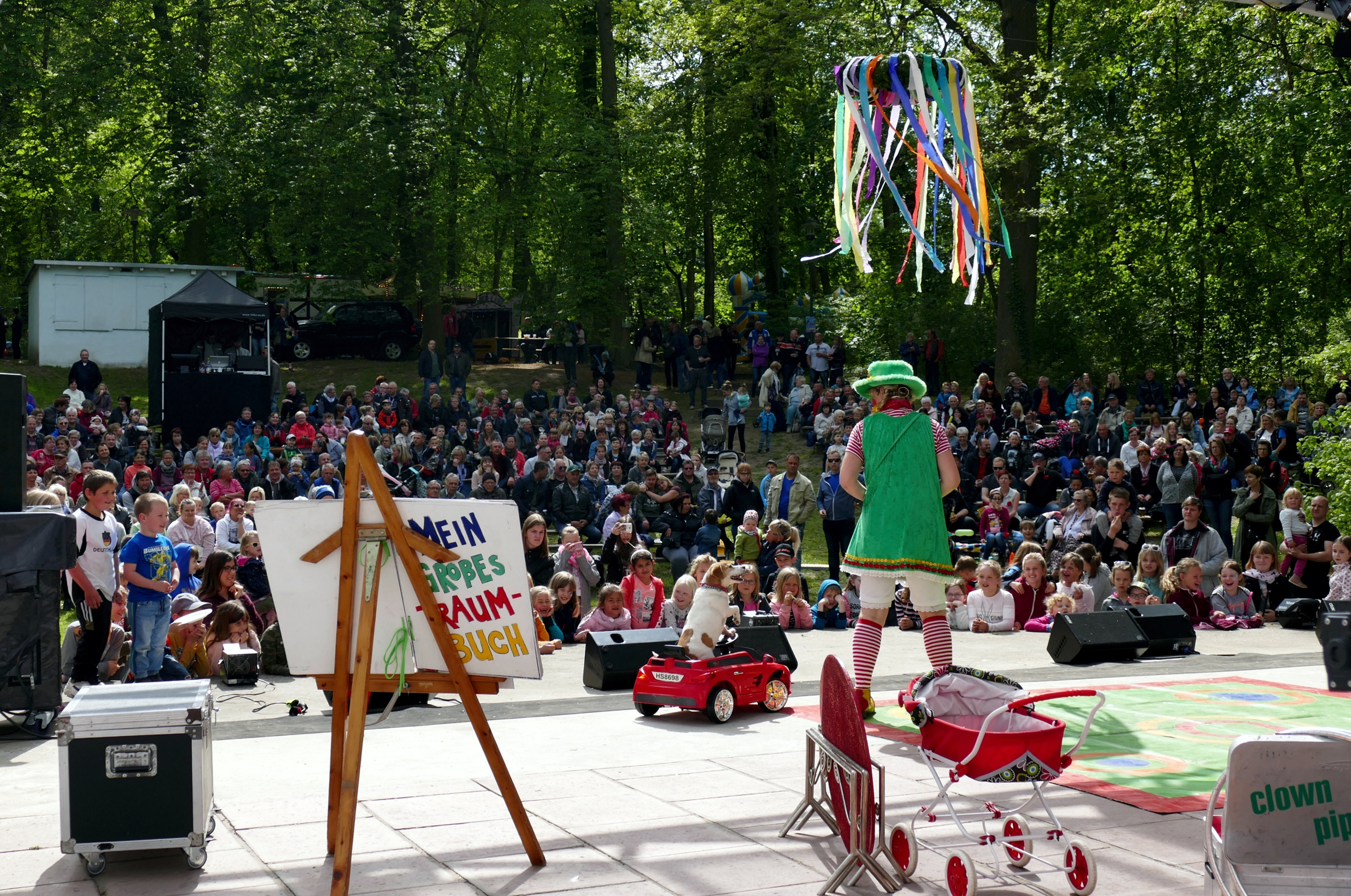 Buntes Treiben unterm Maibaum