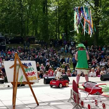Buntes Treiben unterm Maibaum