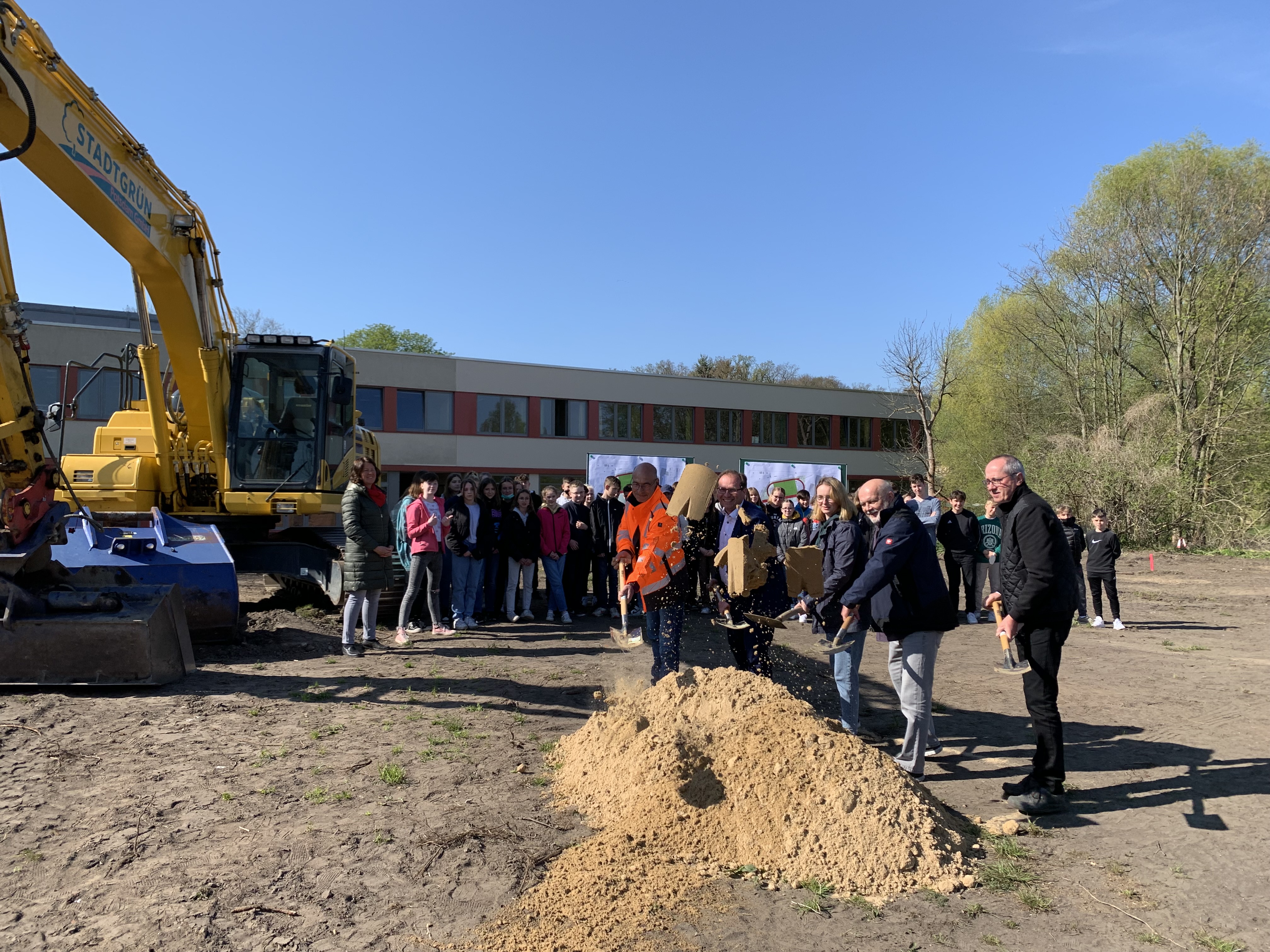 Klein, aber fein: Erster Spatenstich für den neuen Sportplatz am Goethe-Gymnasium 
