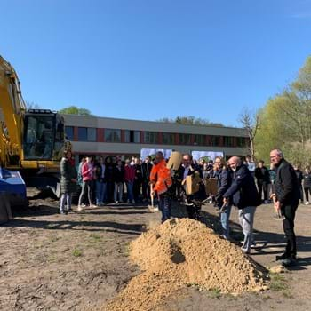 Klein, aber fein: Erster Spatenstich für den neuen Sportplatz am Goethe-Gymnasium 