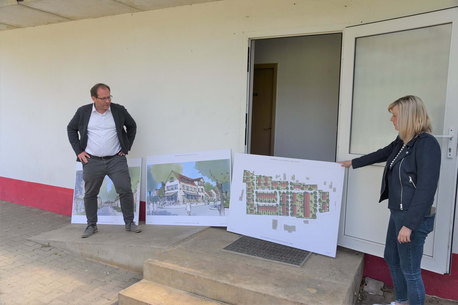 So könnte es einmal aussehen: Vanessa Hackmann und Manuel Meger präsentieren Planungszeichnungen für den neuen Ortskern von Kienberg.
