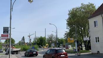 Der Kreisverkehr am Bahnhofsvorplatz in Nauen.jpg
