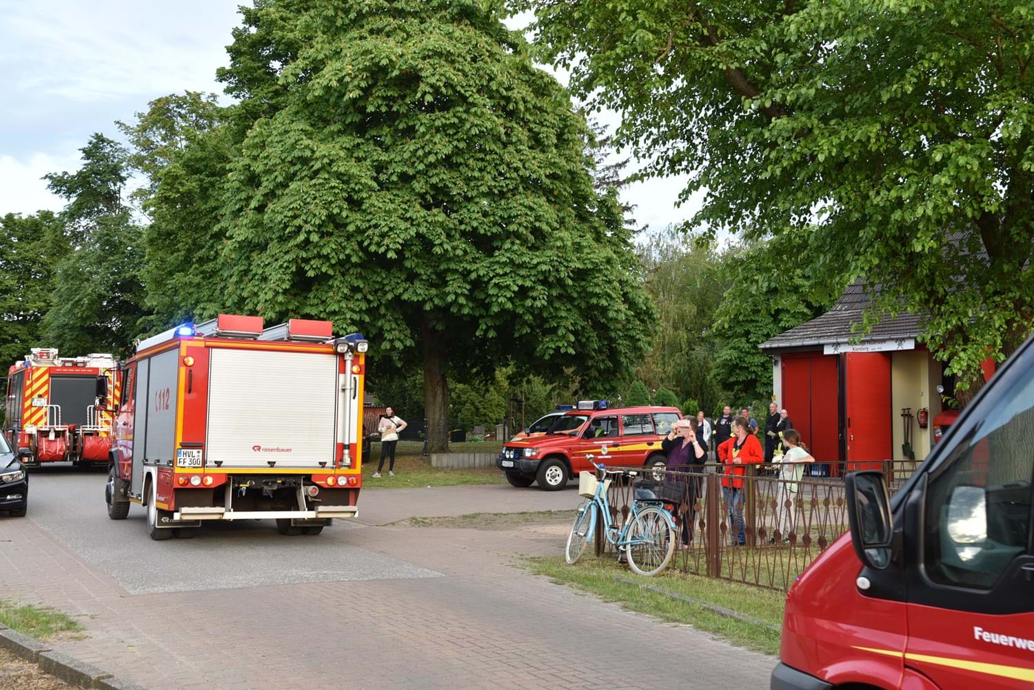 Die ersten Zaungäste machten sich gleich vor dem Feuerwehrgerätehaus in Kienberg "ihr eigenes Bild" von der Werbeaktion.