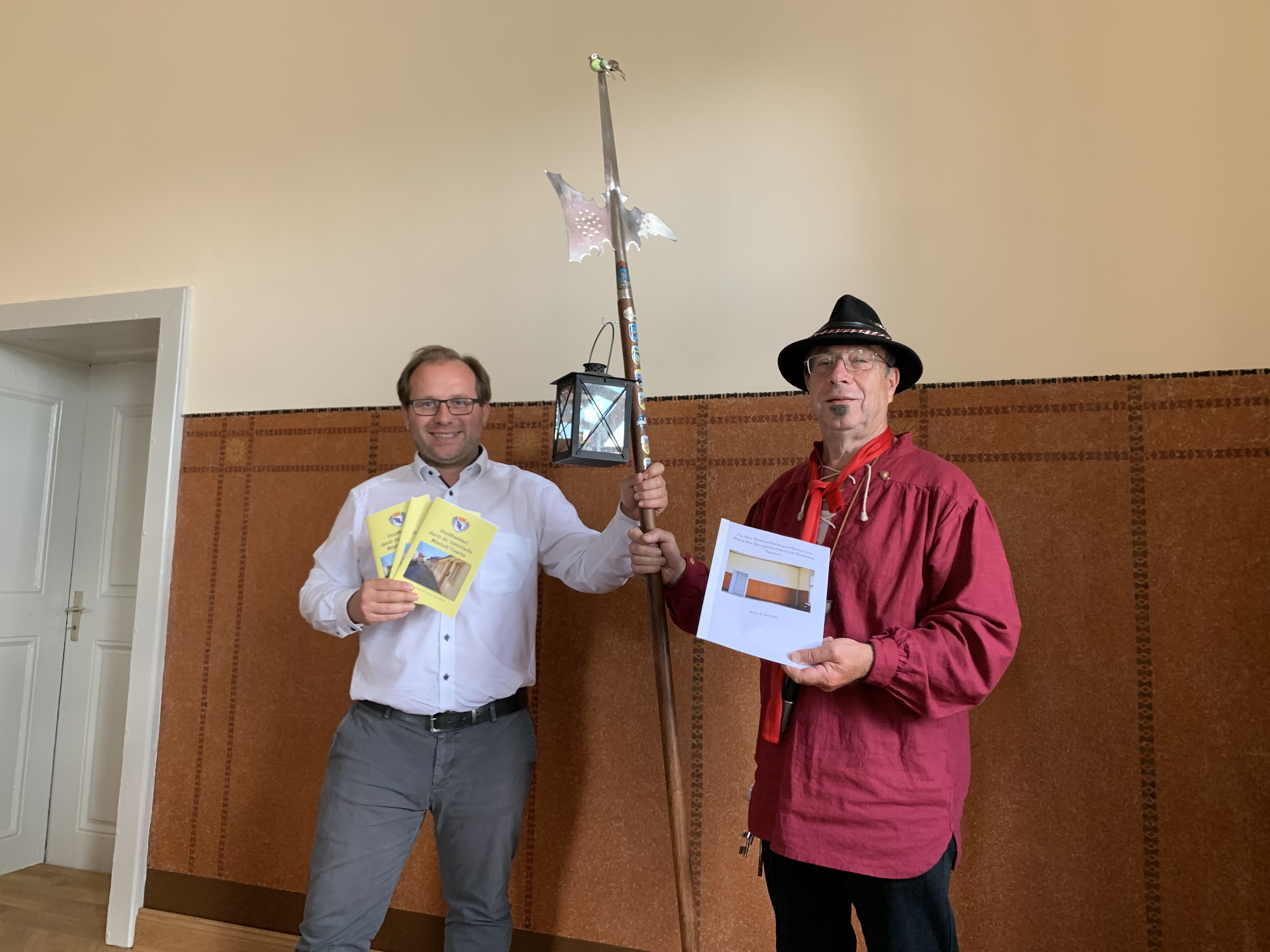 Nachtwächter überreicht Bürgermeister erste Altstadtbroschüre