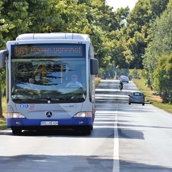 Linienbus der Havelbus Verkehrsgesellschaft in der Hamburger Straße aus Richtung Lietzow kommend.