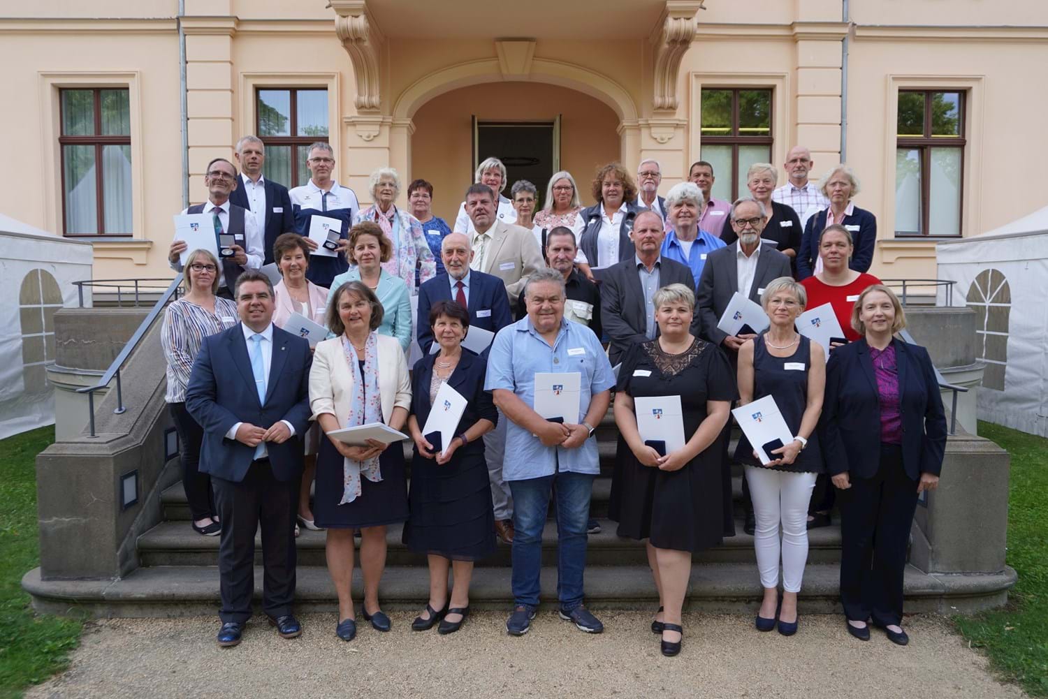 Die Verleihung der Havelländischen Ehrenamtsmedaille wurde am zweiten Tag von den Beigeordneten Michael Koch (vorne links) und Elke Nermerich (vorne rechts) in Vertretung für den Landrat vorgenommen. ©Landkreis Havelland