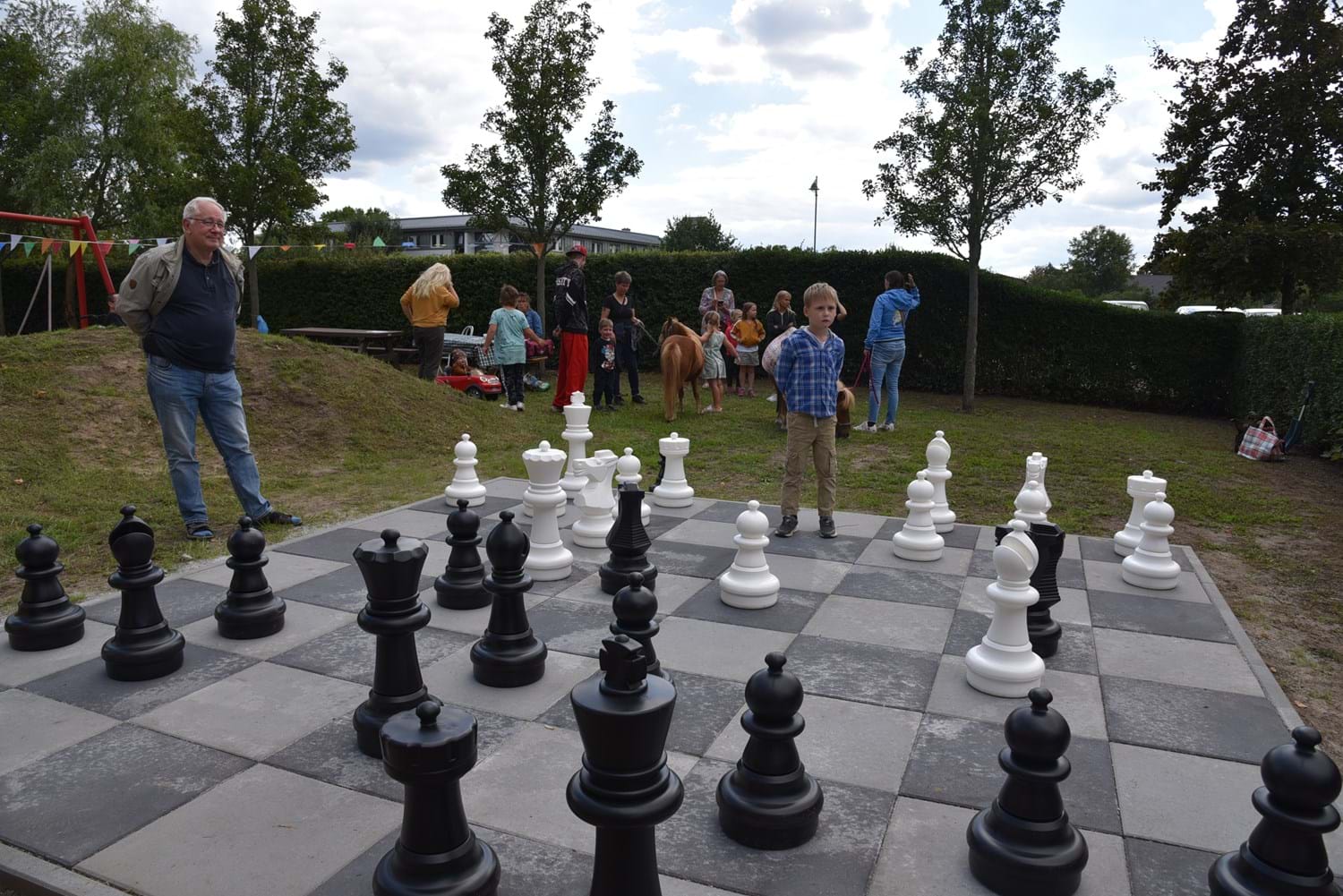 Das Großschachfeld, finanziert aus dem Bürgerbudget der Stadt Nauen, wurde am Freitag von den großen und kleinen Schachfans eingeweiht.
