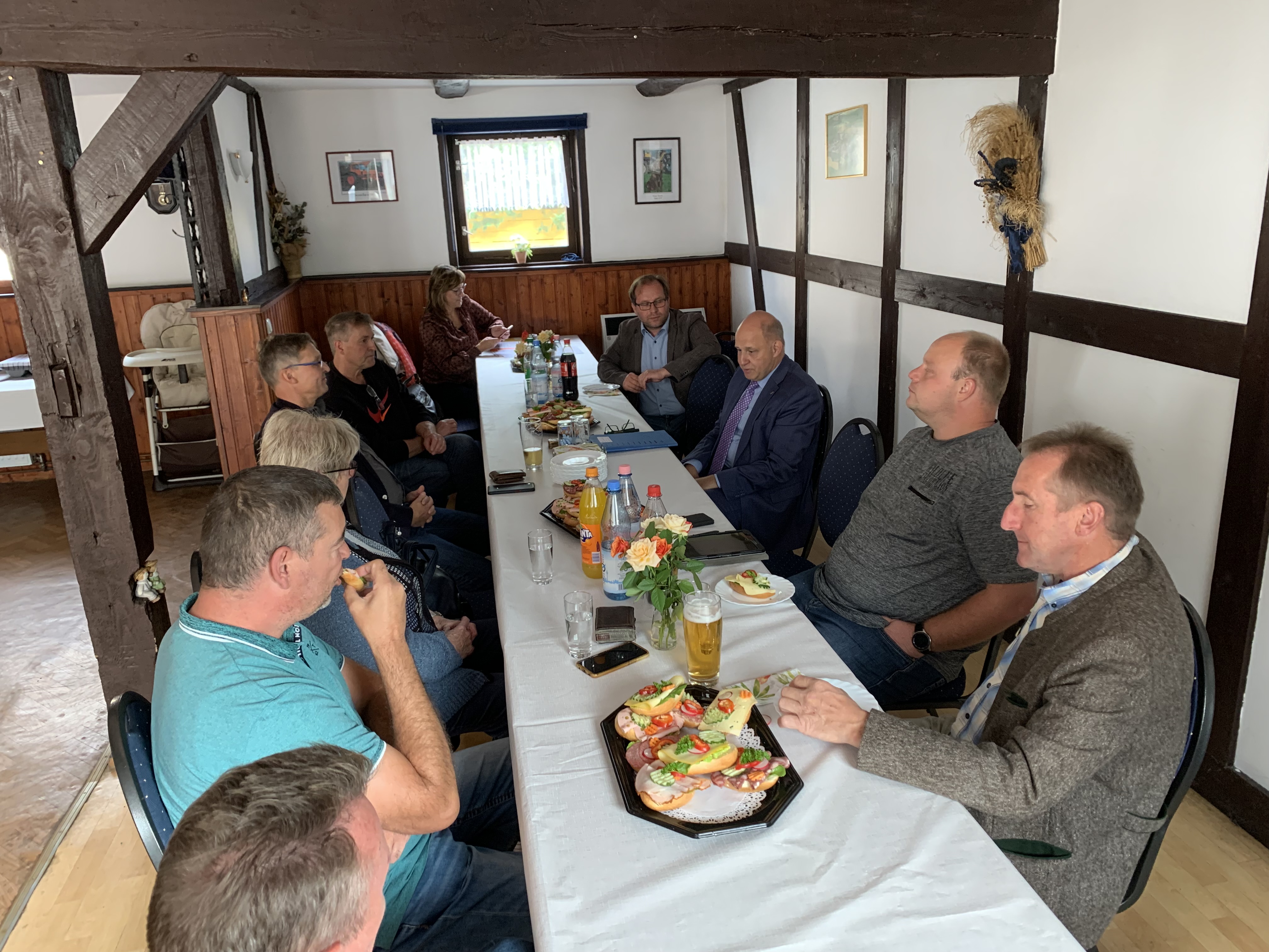 Landrat Lewandowski und Bürgermeister Meger im Austausch mit Ortsvorsteherinnen und Ortsvorstehern des Stadtgebietes