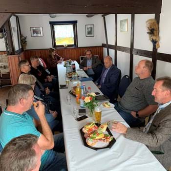 Landrat Lewandowski und Bürgermeister Meger im Austausch mit Ortsvorsteherinnen und Ortsvorstehern des Stadtgebietes