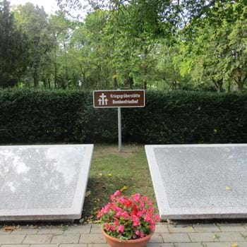 Sieben Kriegsgräberstätten erhalten Hinweisschilder