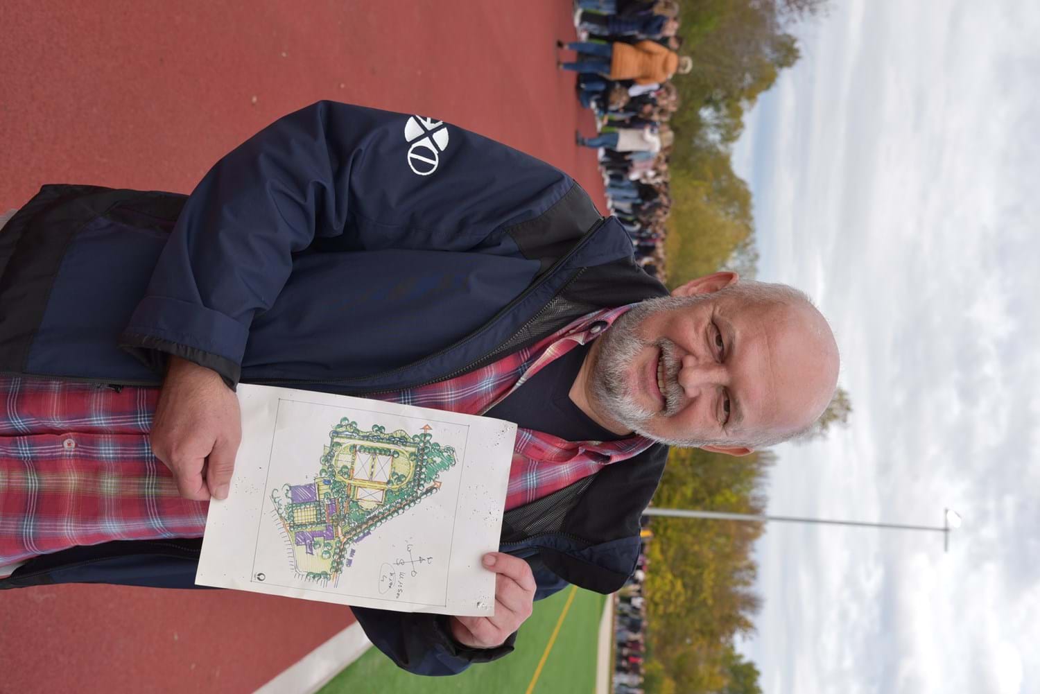 Schulleiter Breuer mit der fast schon legendären Bauskizze des Sportplatzes aus dem Jahr 1994.