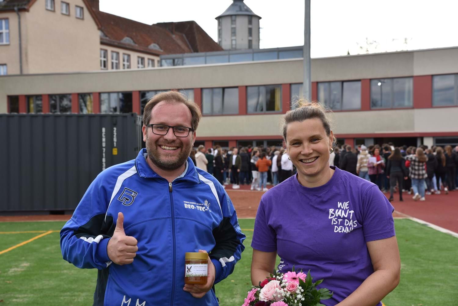 Blumen und Honig gab es schließlich nach der 200-Meter-Eröffnungsrunde für die Leichtathletin und den Bürgermeister.