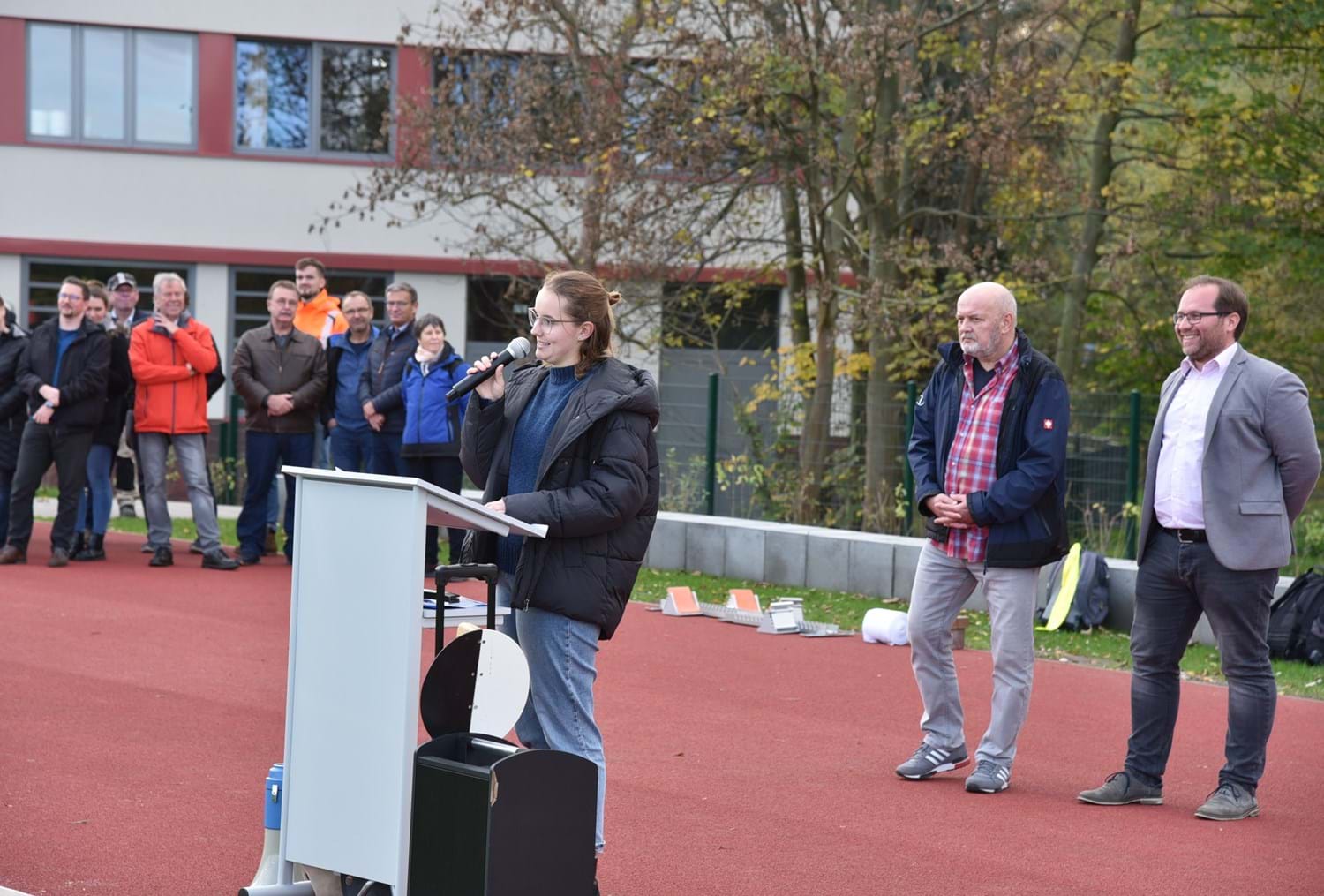 Schülersprecherin Friederike Spanier begrüßte stellvertretend für die Schülerschaft den neuen Sportplatz.