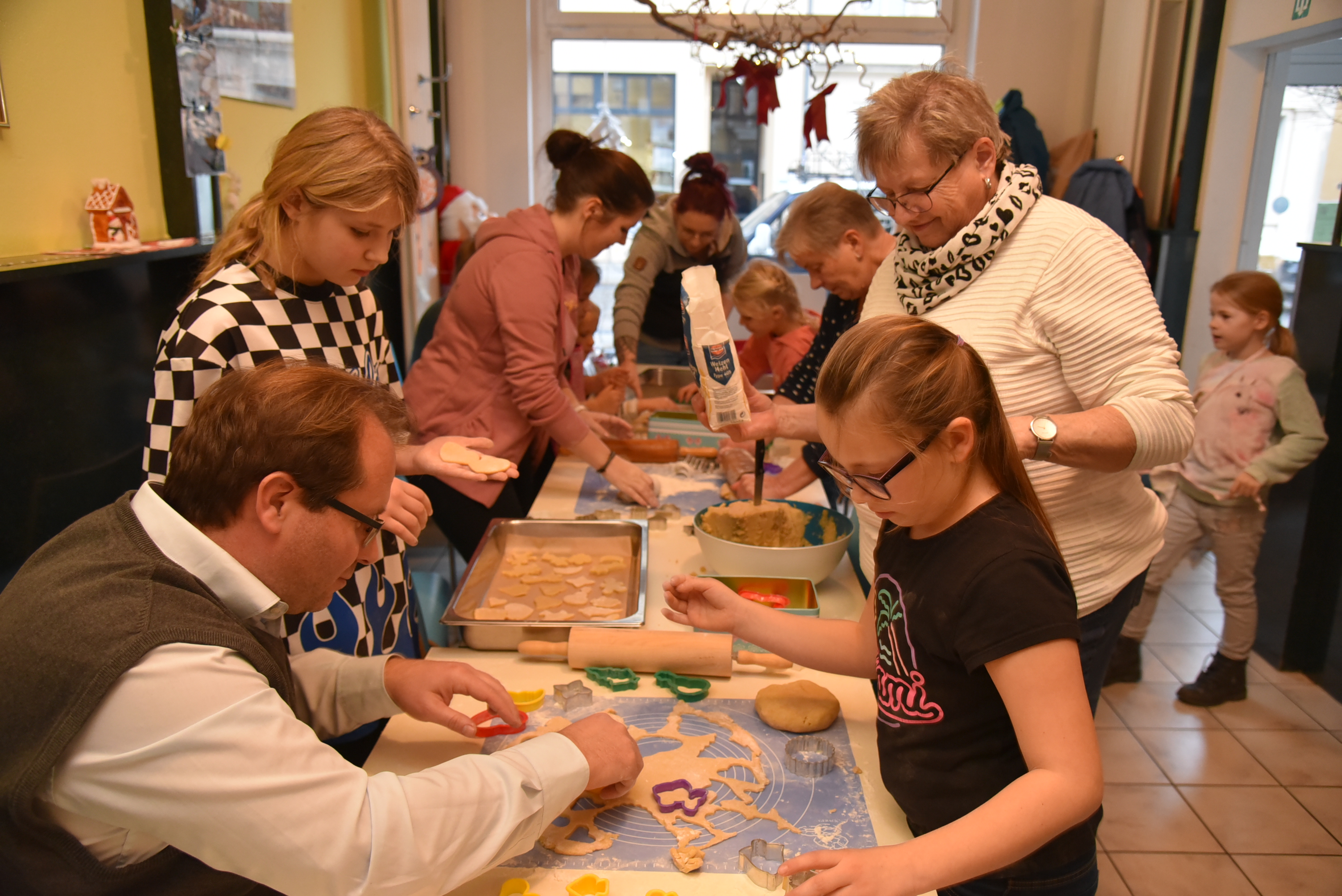 Treffpunkt Kinder-Oase: Plätzchenbacken mit den Landfrauen und dem Bürgermeister