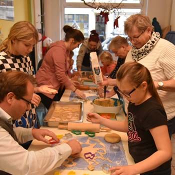 Treffpunkt Kinder-Oase: Plätzchenbacken mit den Landfrauen und dem Bürgermeister