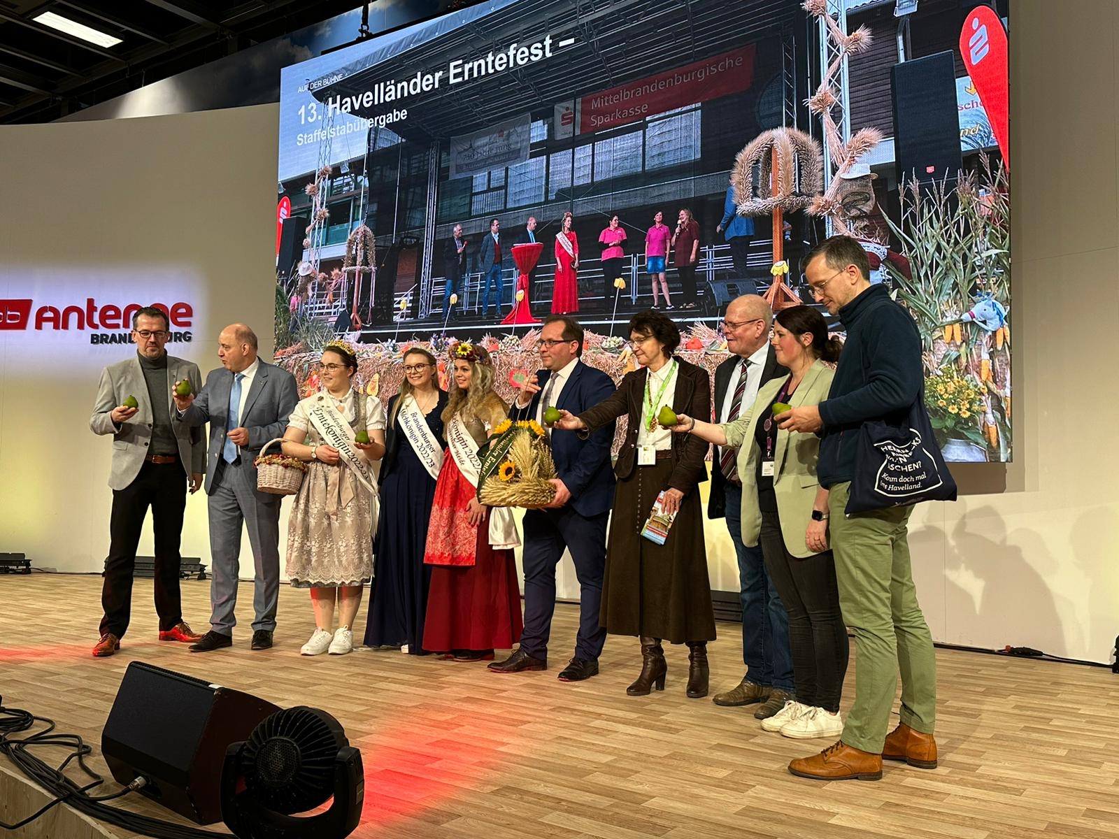Nauen richtet im September 13. Havelländisches Erntefest aus - Staffelstabübergabe auf der Grünen Woche