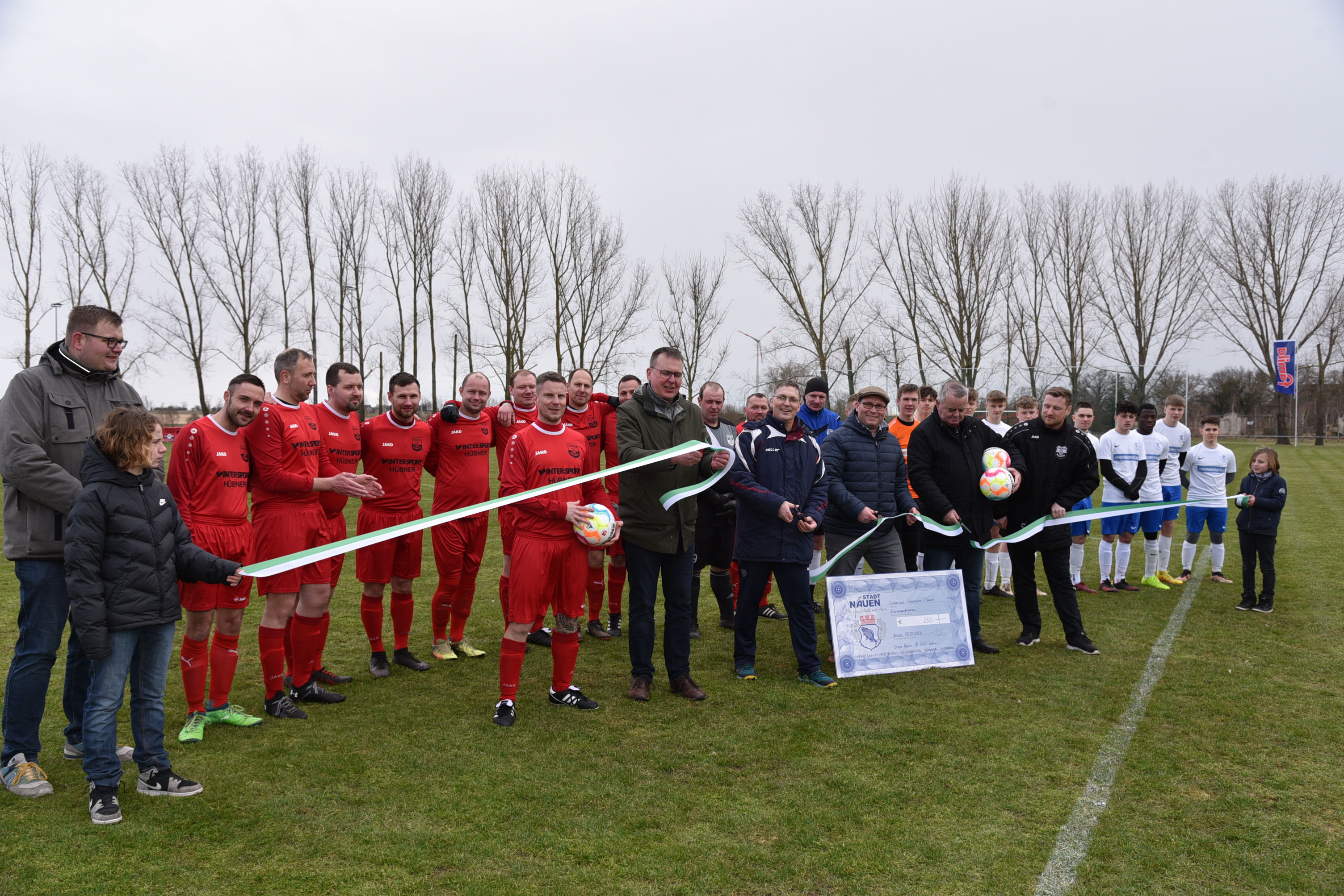 Freundschaftsspiel zur Eröffnung des Sportplatzes in Markee mit vielen Gästen 