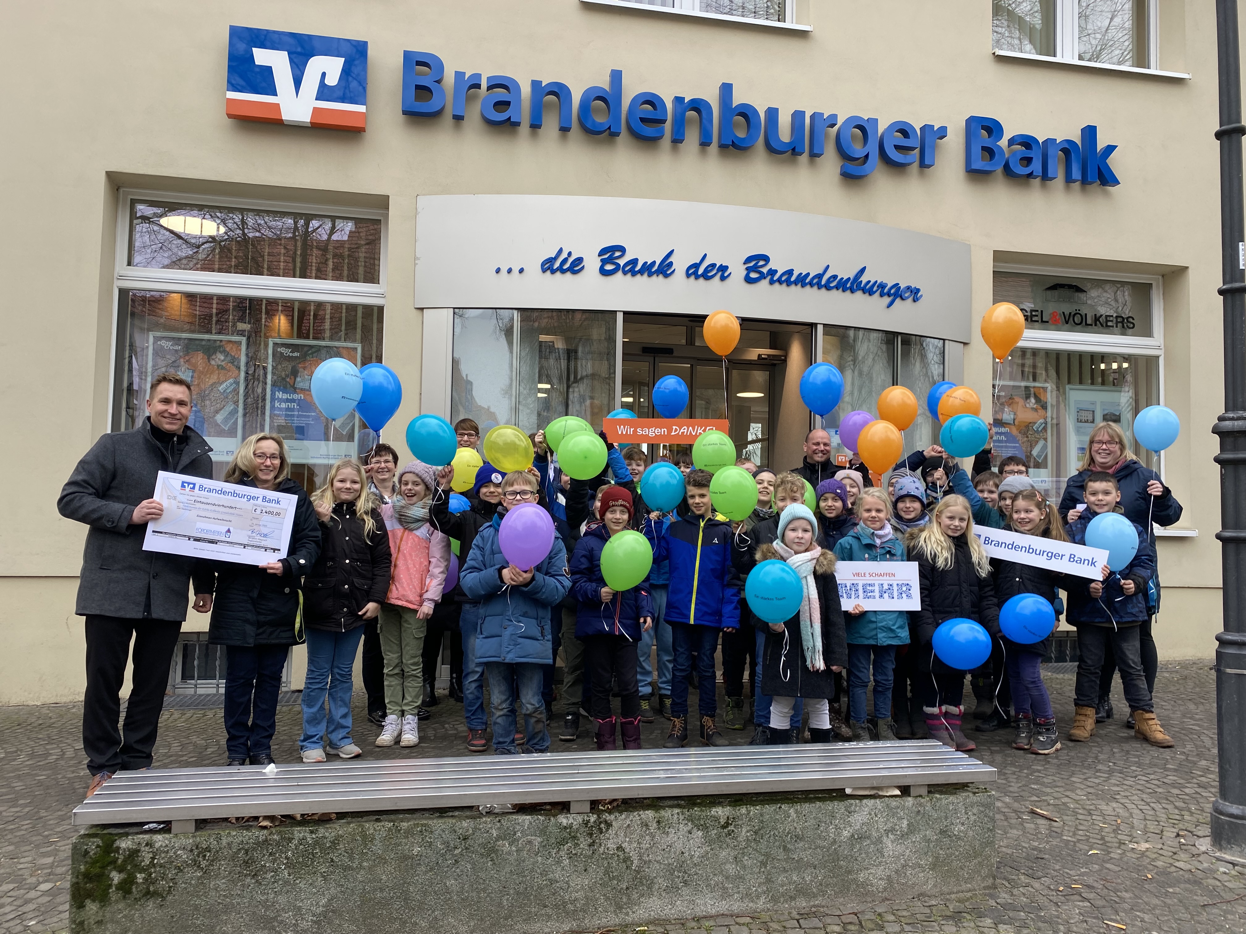 Brandenburger Bank überreicht symbolischen Scheck an Käthe-Kollwitz-Grundschule