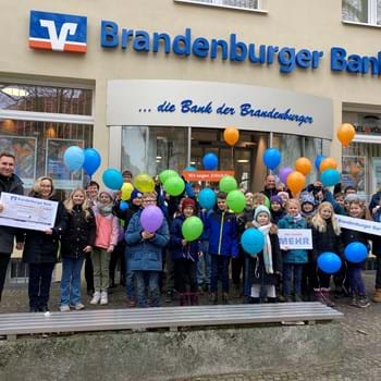 Brandenburger Bank überreicht symbolischen Scheck an Käthe-Kollwitz-Grundschule