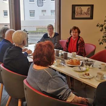 Der "Kaffeeklatsch für Senioren im Stadtbad Café" erhielt Besuch vom Seniorenrat Nauen