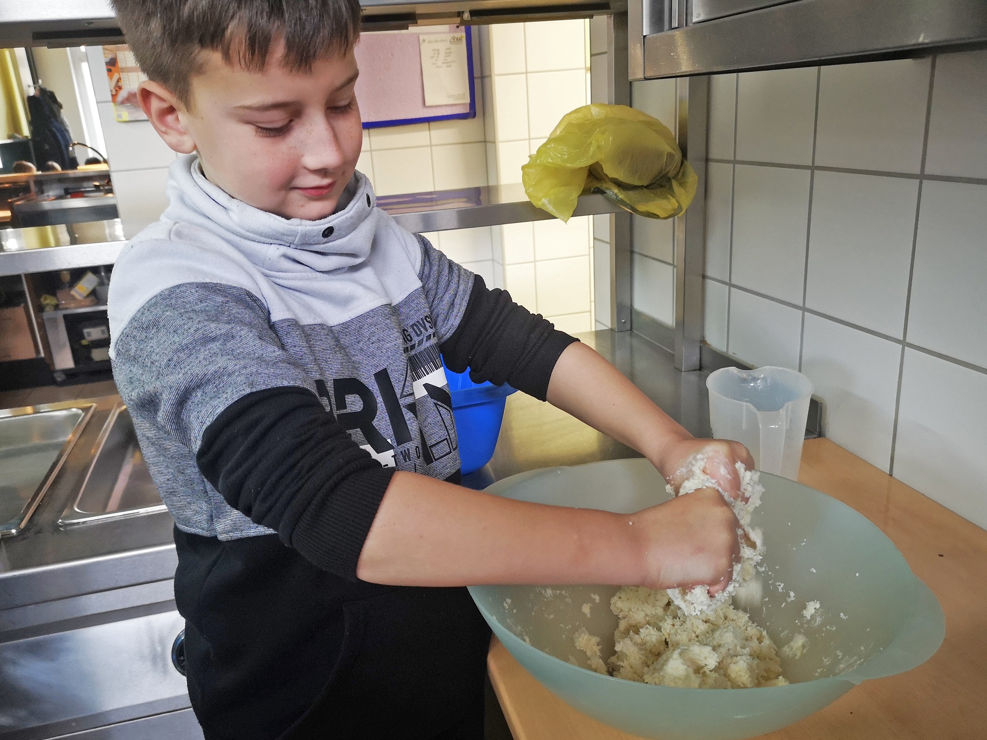 Goldener Reis mit Cashew-Curry und  Kokosnuss-Roti zum “Kochen & Kultur”