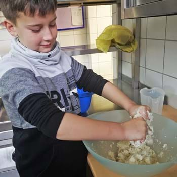 Goldener Reis mit Cashew-Curry und  Kokosnuss-Roti zum “Kochen & Kultur”