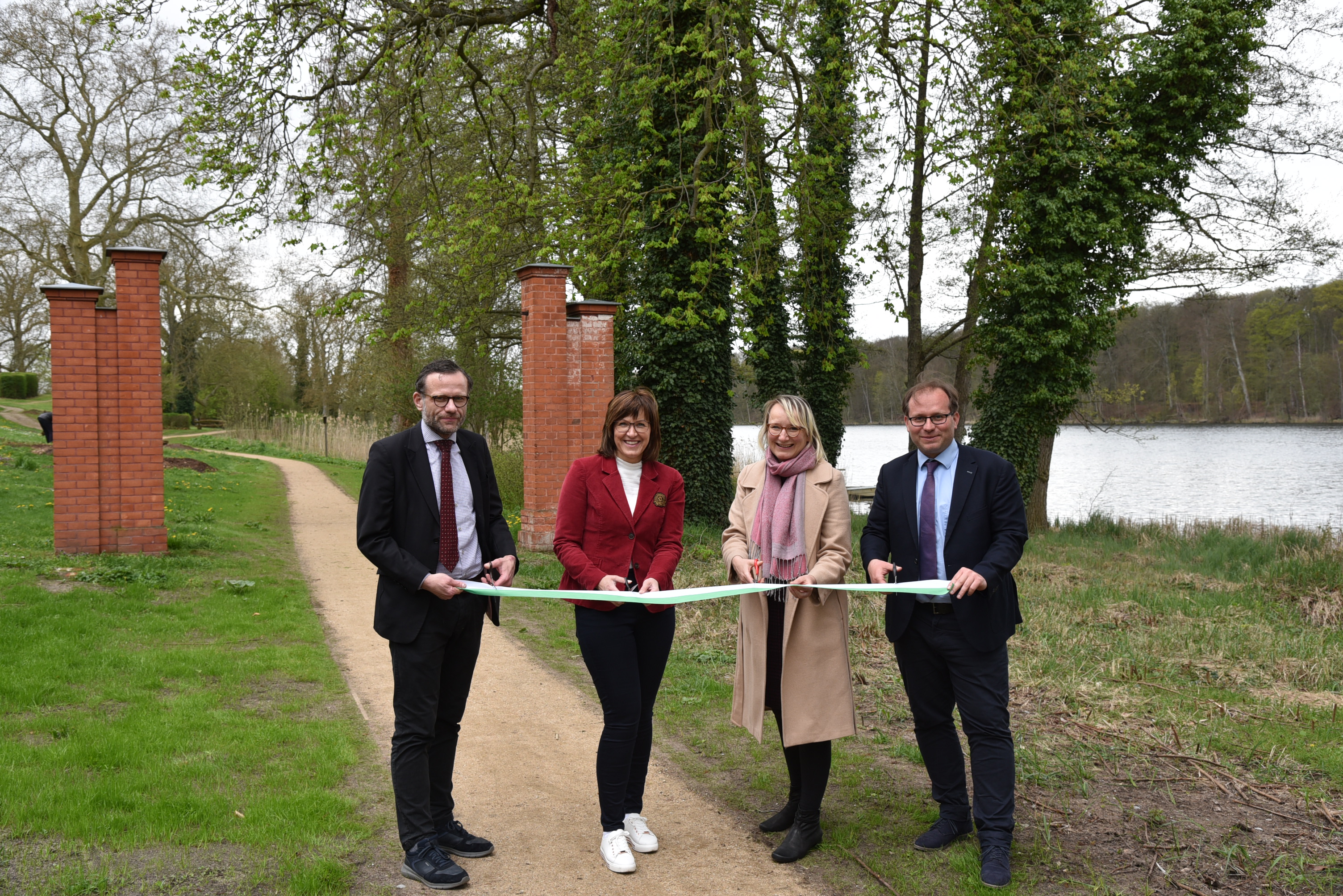 Groß Behnitz: Ein Kleinod wird herausgeputzt - Weg im Park wurde wiederhergestellt