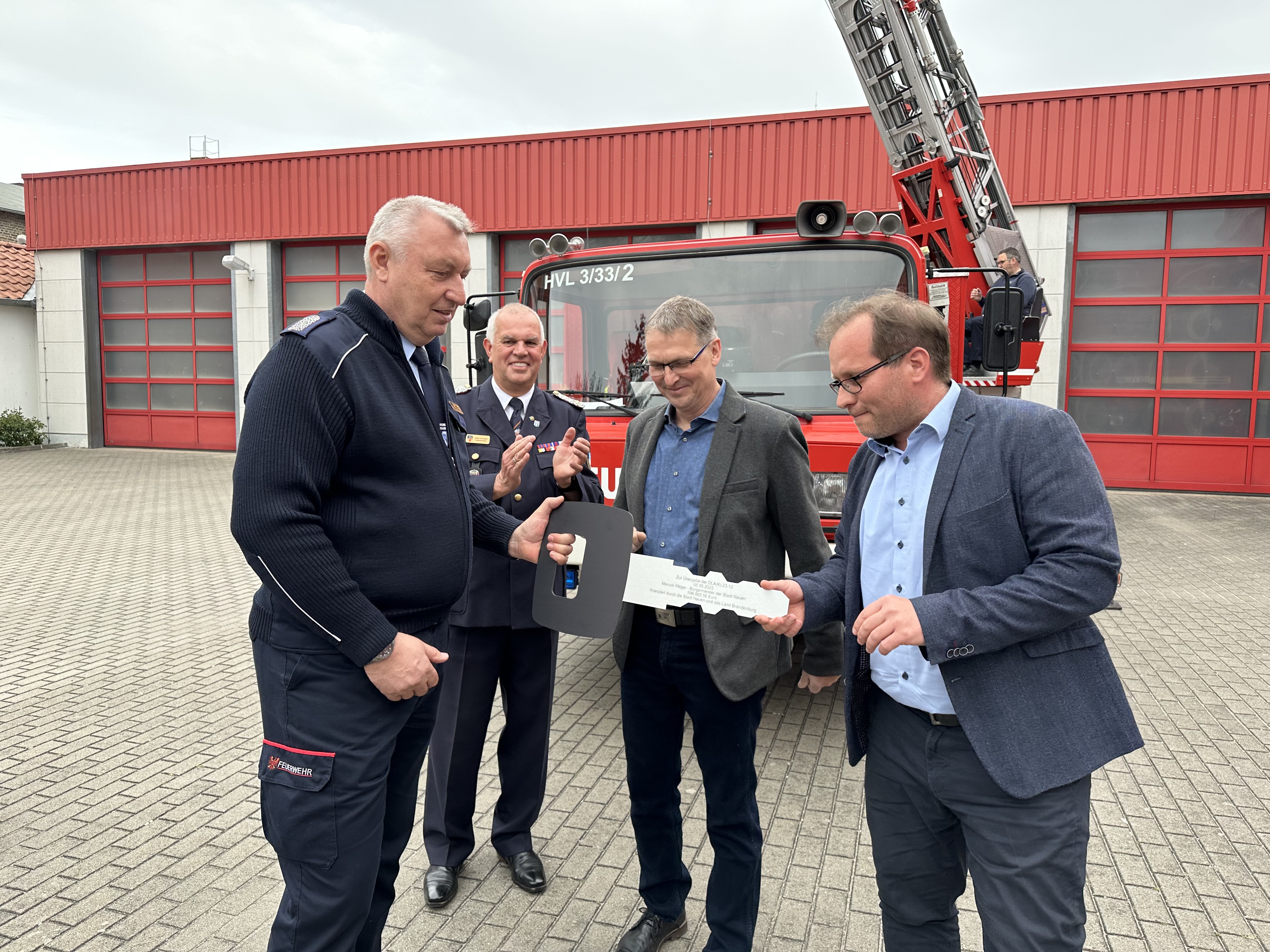 Feuerwehr Nauen: Neuer Drehleiterwagen mit Korb übergeben